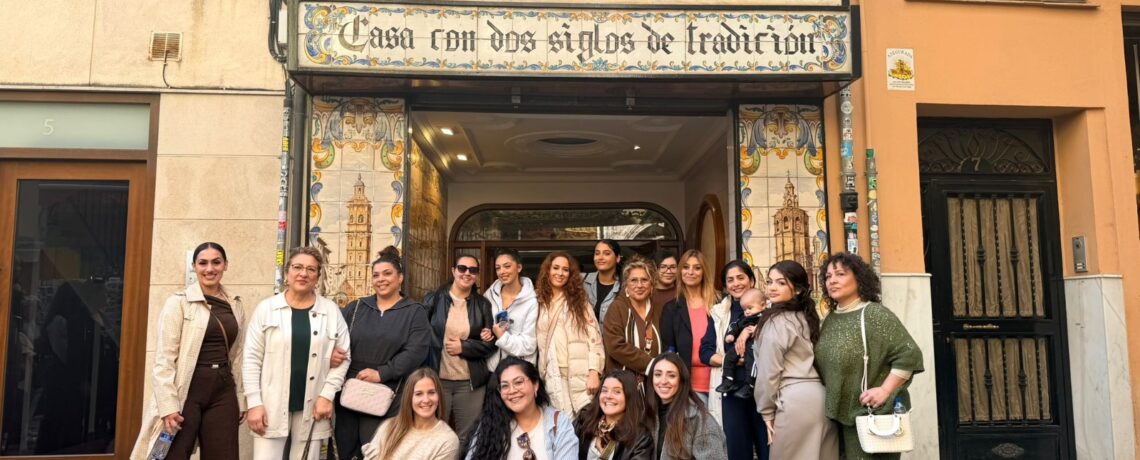 Con motivo del Día Internacional de la Mujer, desde la Federación Autonómica de Asociaciones Gitanas de la Comunidad Valenciana disfrutamos de una jornada especial recorriendo el centro histórico de Valencia junto a nuestras mujeres.